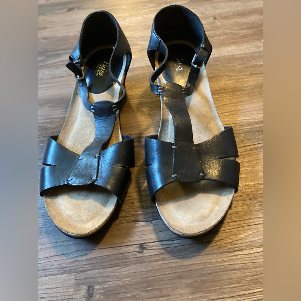 Black leather sandals by Bass 10M